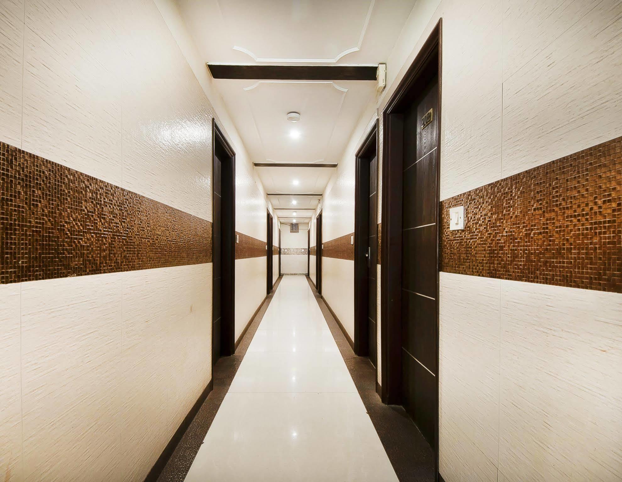 Treebo Mehar Castle Hotell Delhi  Exteriör bild